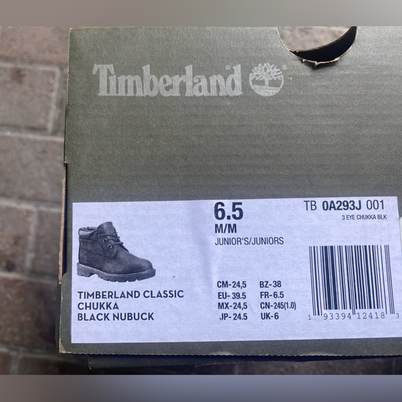 Timberland 3 Eye Chukka Black. Boys Grade school
US 6.5 - Picture 6 of 6